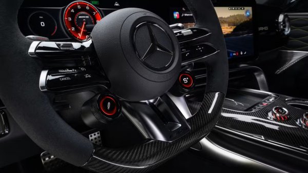 Системата AMG Track Pace вече е част от стандартното оборудване на AMG GT 63 4-Door Coupe. Това е телеметричният софтуер на автомобила, който записва над 80 различни параметъра по 10 пъти в секунда. Този професионален инструмент за проследяване на обиколки и ускорение разполага с предварително конфигурирани писти като "Нюрбургринг", като предлага и опция за запис и анализ на трасета, създадени от самия шофьор.

Системата не просто отчита най-добрите ви времена, а буквално показва идеалната състезателна линия въз основа на доказани траектории и точки на спиране. Тя работи като виртуален треньор, който ви подава необходимите данни чрез добавена реалност на екрана на мултимедията MBUX. Тази технология гарантирано ще подобри уменията ви на асфалта, независимо дали сте опитен пилот или новобранец, и категорично превръща модела в един от най-вълнуващите електромобили за 2027 г.
